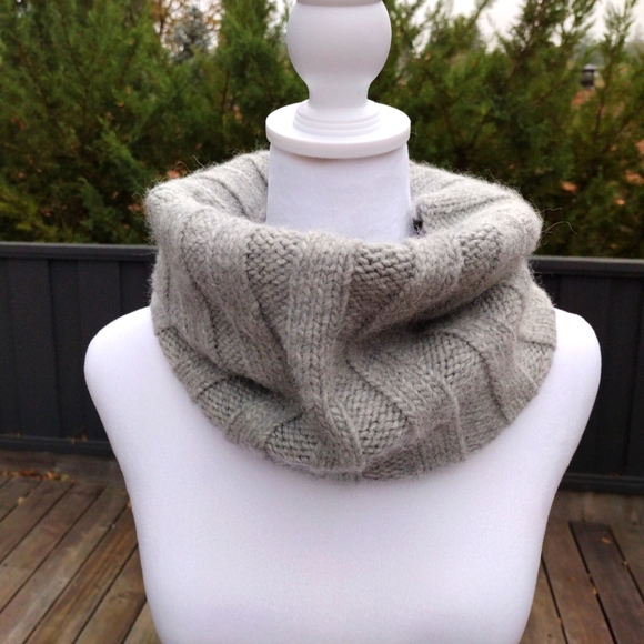 Banana Republic Accessories - Banana Republic grey wool snood / infinity scarf
